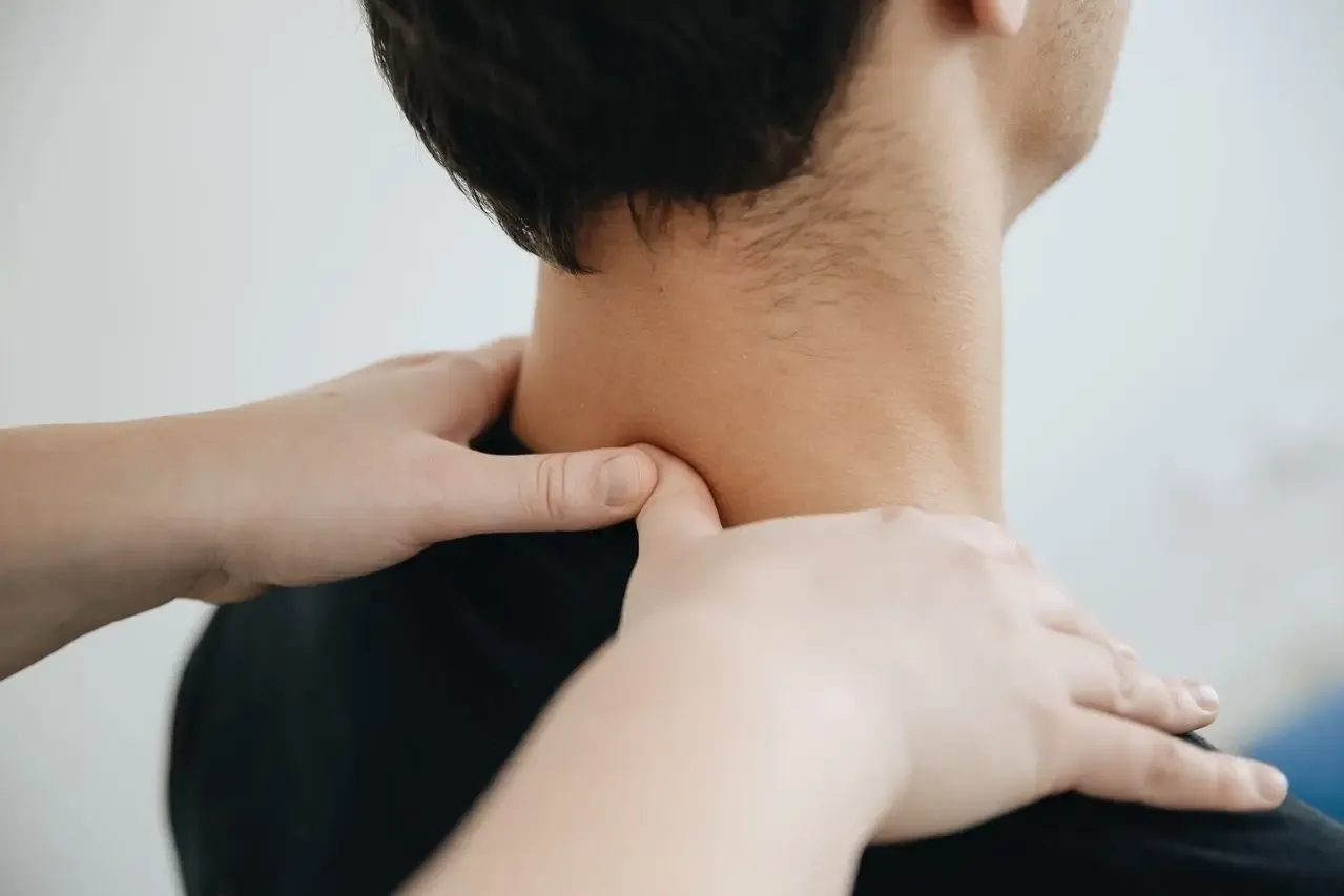 Terapia de masaje con piedras calientes en Manos Sagradas Masajes