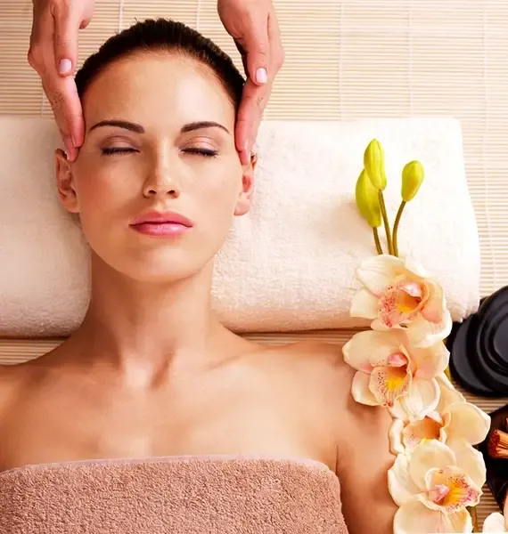 Terapeuta de Manos Sagradas Masajes realizando un masaje facial relajante