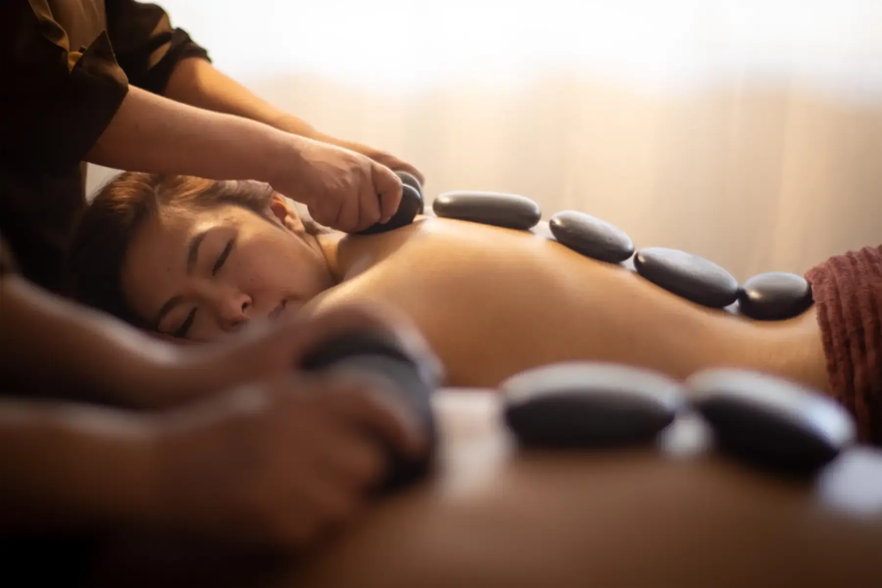Terapia de piedras calientes en Manos Sagradas Masajes